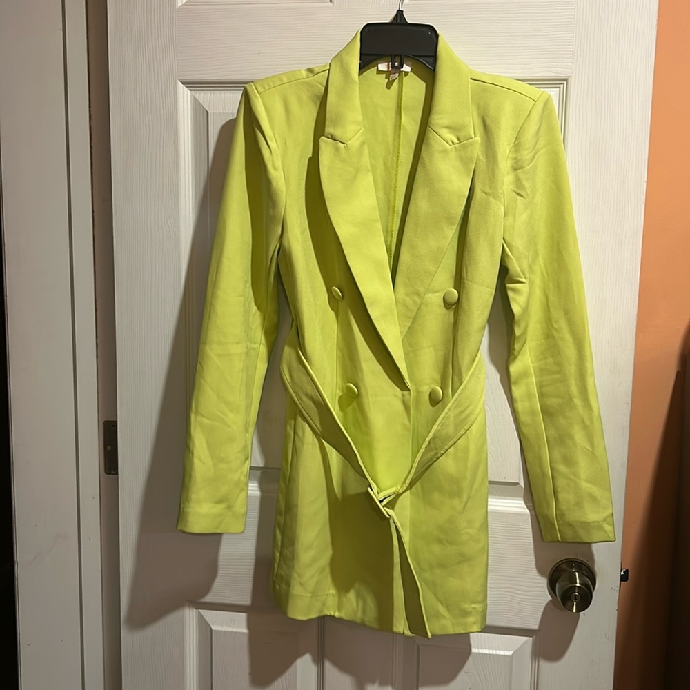 Women’s lime green three quarter business casual jacket. Great shape, great fit.